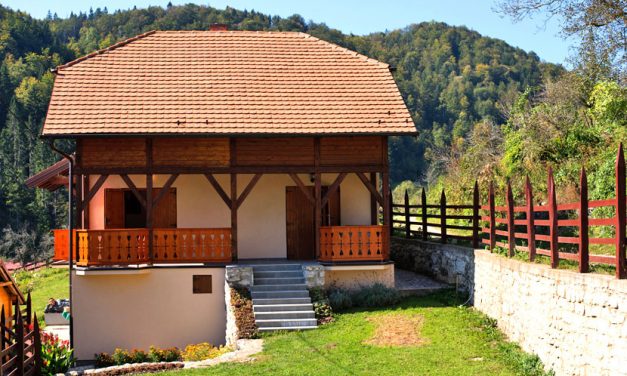 NA PRODAJU VIKENDICA OD 160m2 U ZAOVINAMA NA TARI