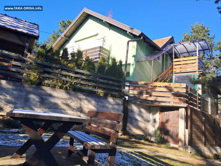 NA PRODAJU KUĆA NA TARI SA  5 APARTMANA - Tara nekretnine na prodaju